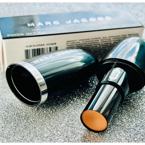 Marc Jacobs Beauty Accomplice Deep 56 Concealer & Touch-Up Stick Red Undertones - Picture 1 of 5